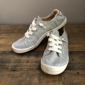 Grey tennis shoes